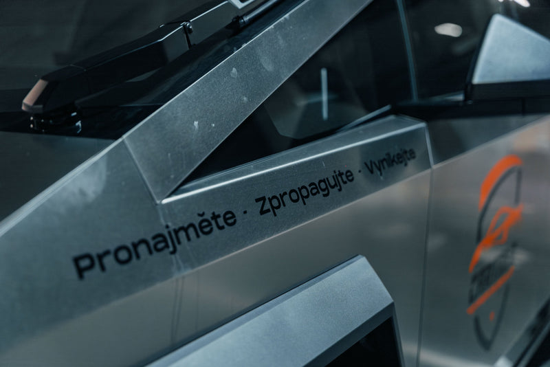 Reklama na Tesla Cybertrucku: kolik stojí, kdy dává smysl